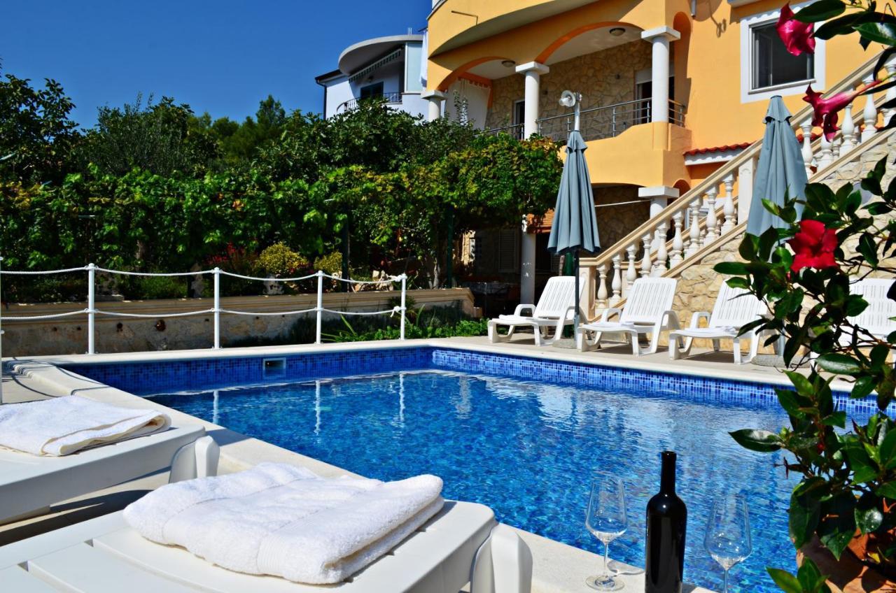 Apartments Villa Ra Zaboric Exterior photo